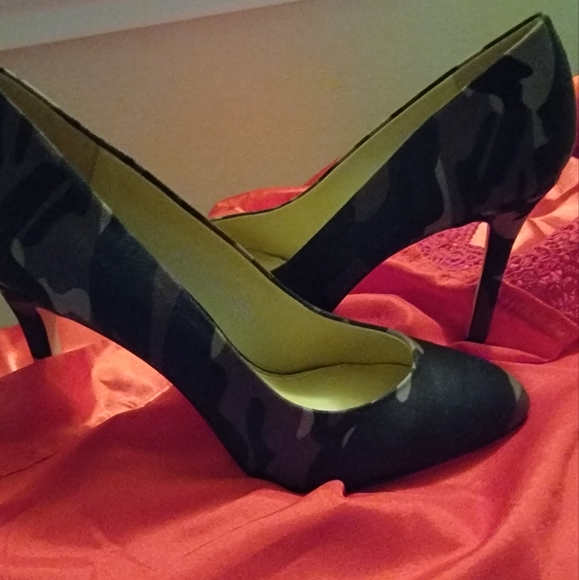 Shoes - Picture 2 of 2